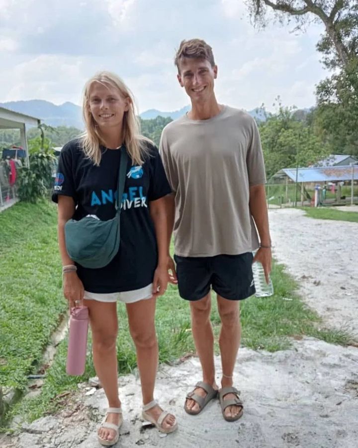 A Lovely English Couple Came To Kl For Their Holid..